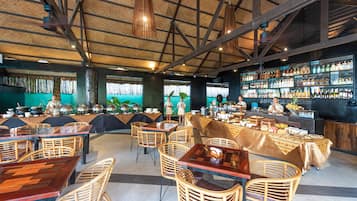 Se sirven desayunos, comidas, cenas y cocina indonesia