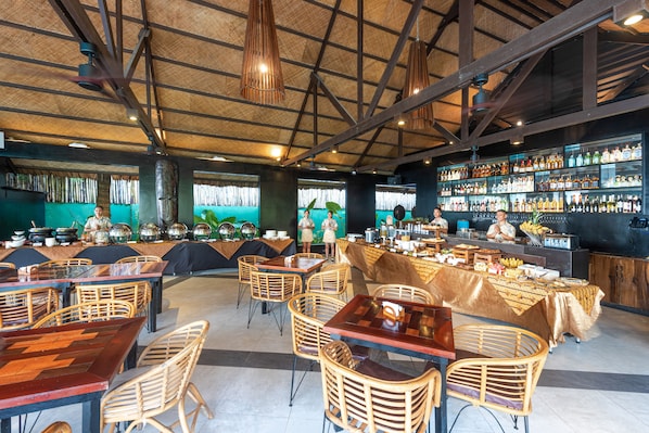 Se sirven desayunos, comidas, cenas y cocina indonesia