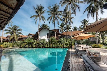 Outdoor pool, sun loungers. Siargao Island Villas