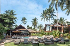 室外游泳池，日光浴躺椅