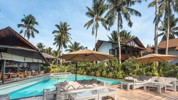 Outdoor pool, pool loungers