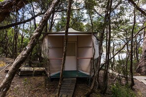 2 Nights - Boutique Camp Hut on Exclusive Island, All Inclusive with Private Return Flights | Vue de la chambre