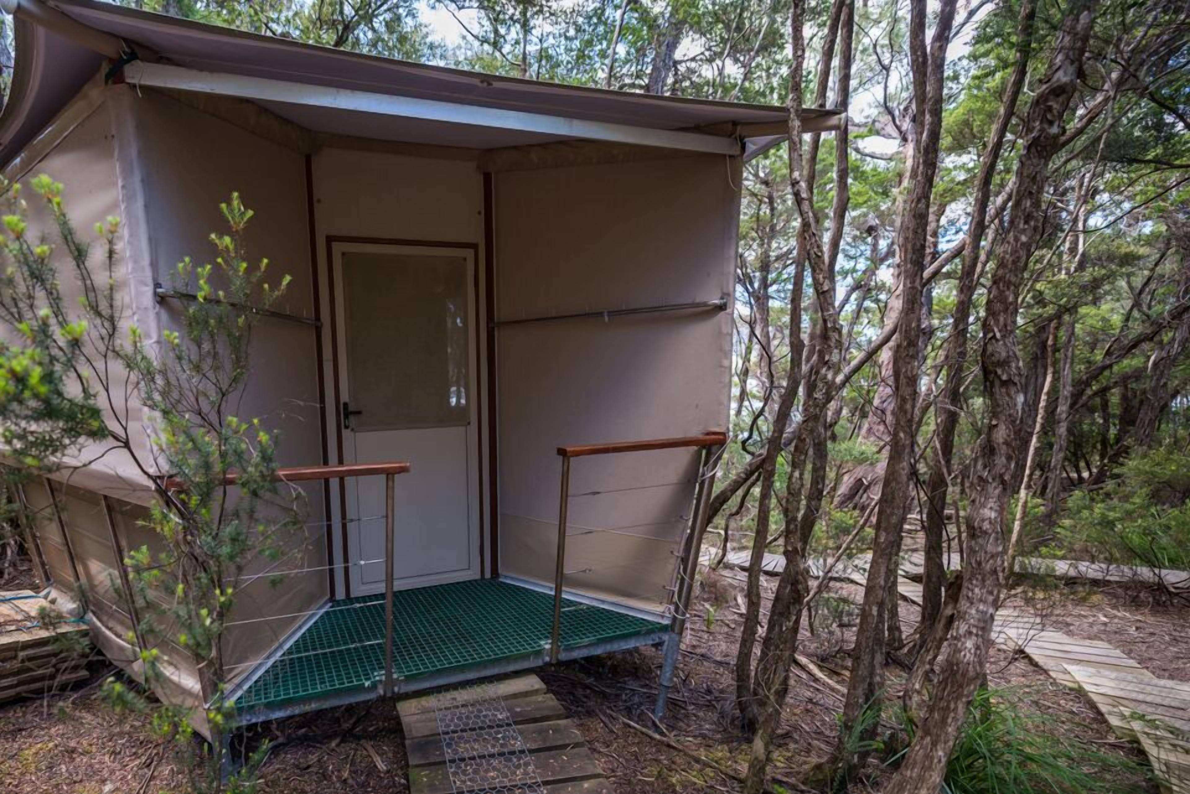 2 nights - boutique camp hut on exclusive island, all inclusive with private return flights | bed sheets