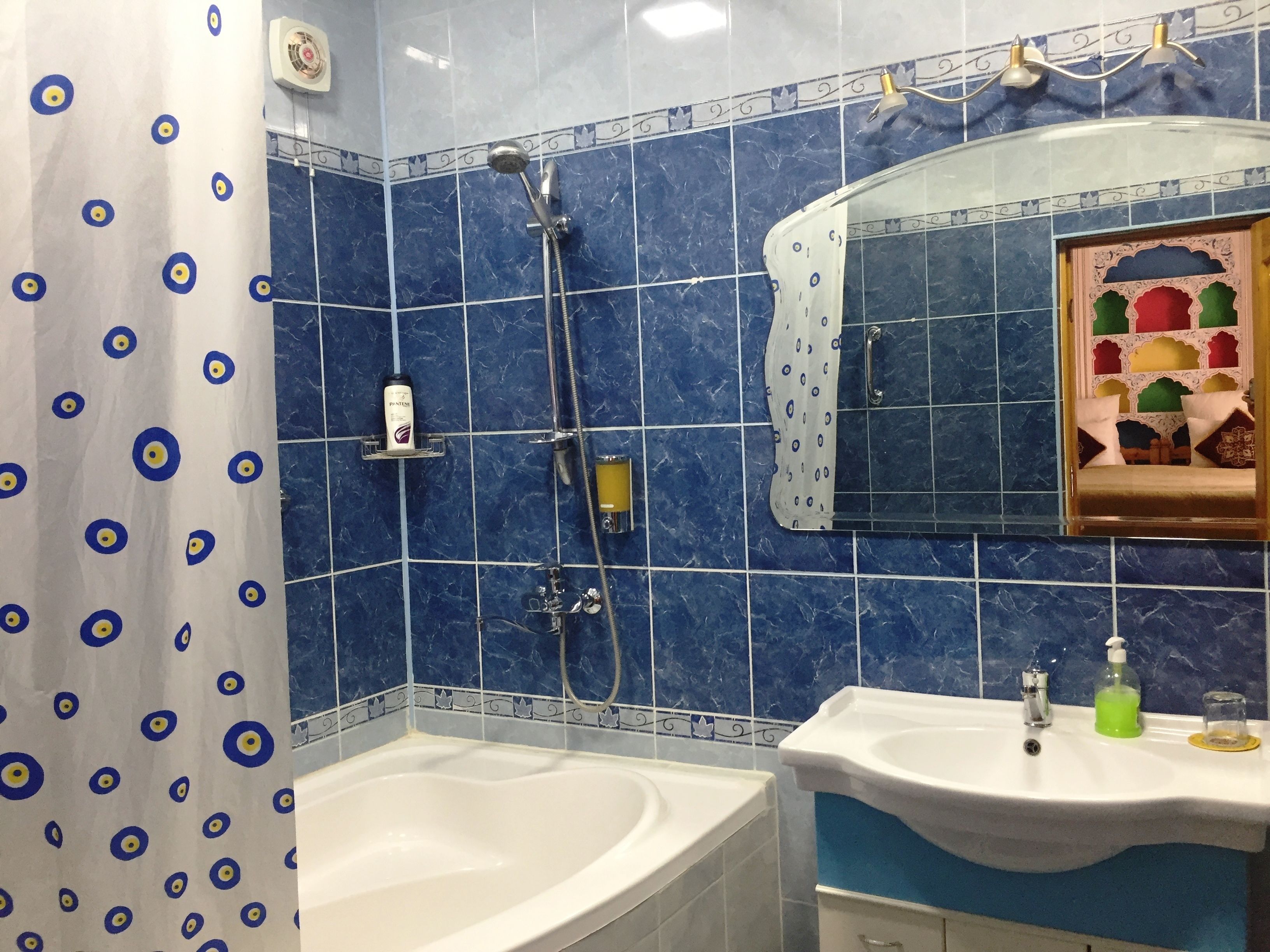 deluxe room | bathroom | free toiletries, hair dryer, slippers, towels
