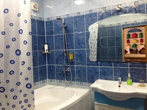 Deluxe-Zimmer | Badezimmer | Kostenlose Toilettenartikel, Haartrockner, Hausschuhe, Handtücher