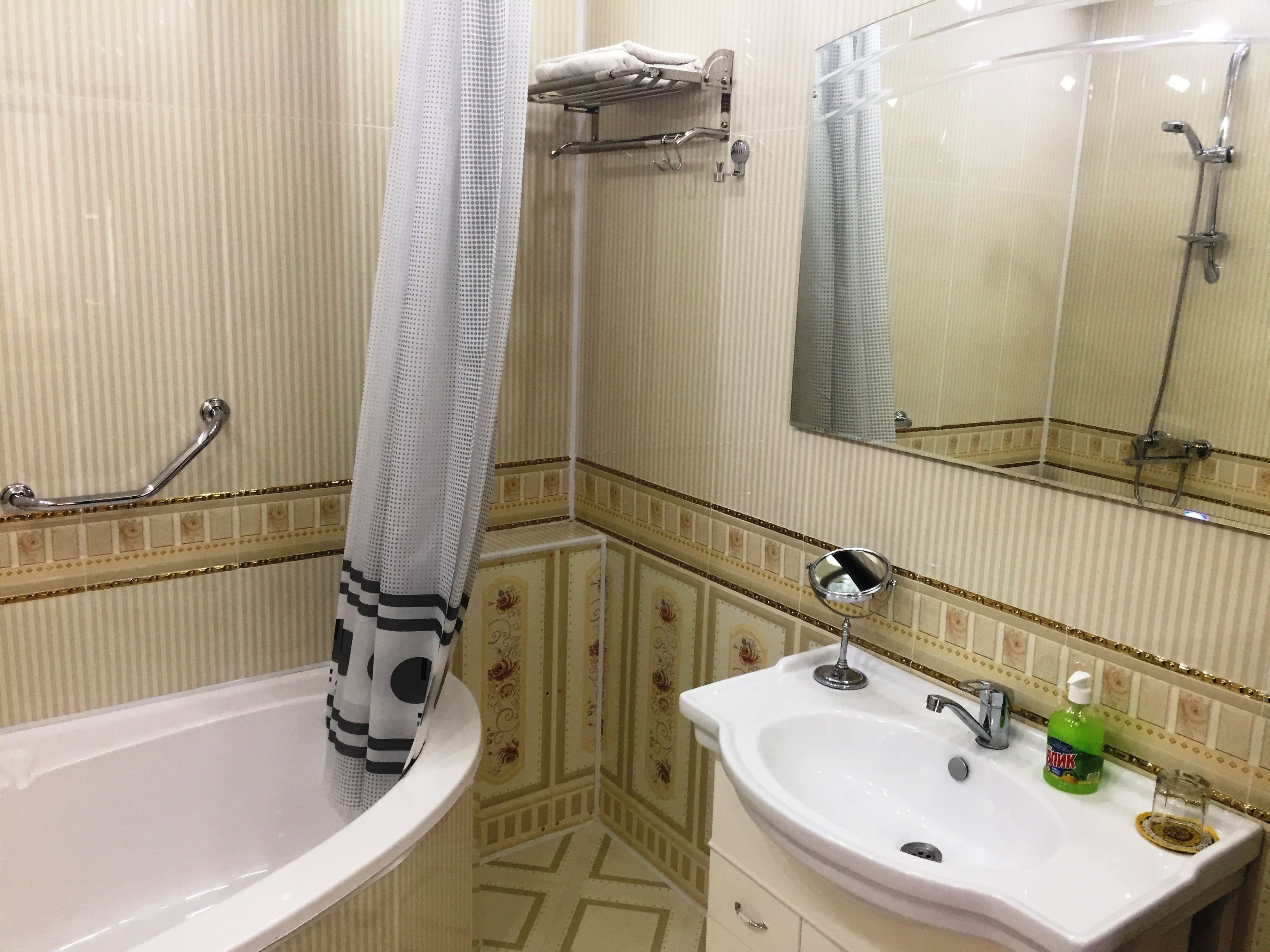 junior suite | bathroom | free toiletries, hair dryer, slippers, towels
