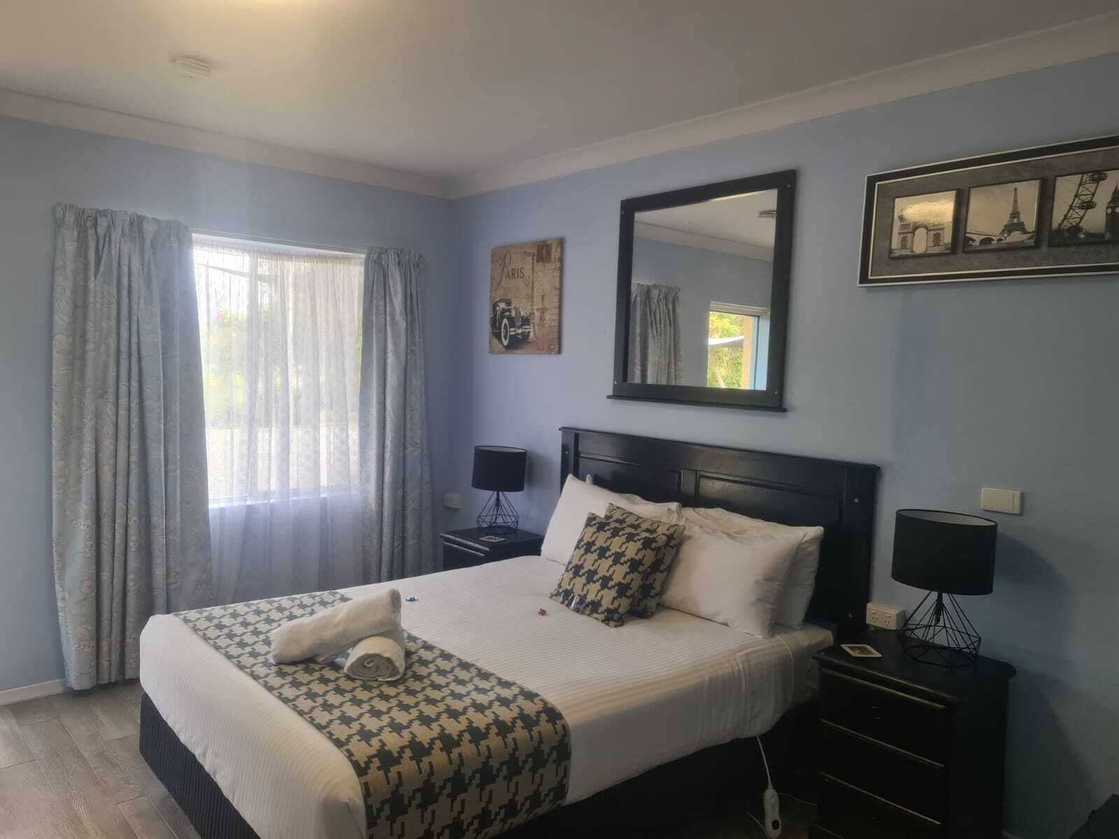 Luxury Room, 1 Queen Bed | Minibar, desk, soundproofing, iron/ironing board