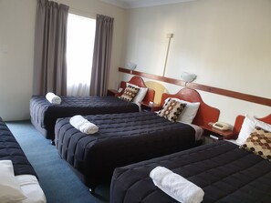 Quarto quÔdruplo | Frigobar, escrivaninha, quartos à prova de som