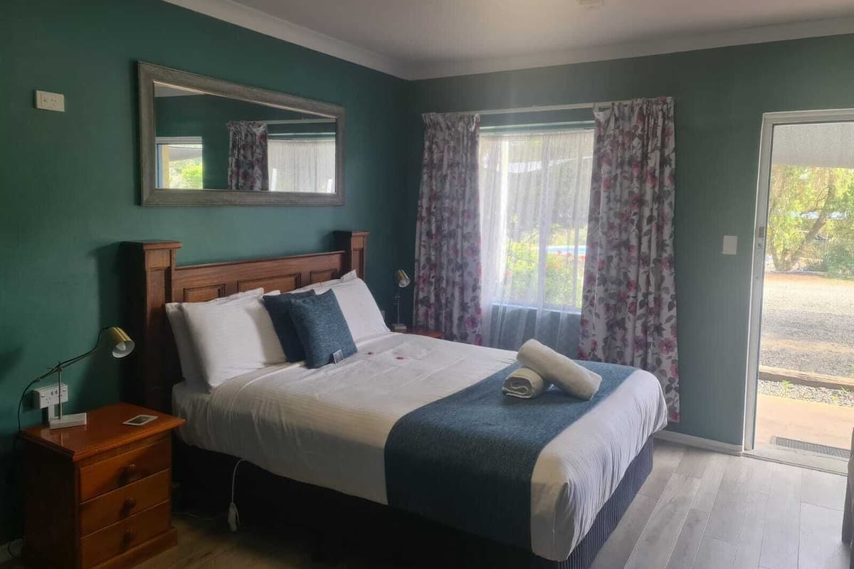 Kamar Mewah, 1 Tempat Tidur Queen | Minibar, meja kerja, kedap suara, dan setrika/meja setrika