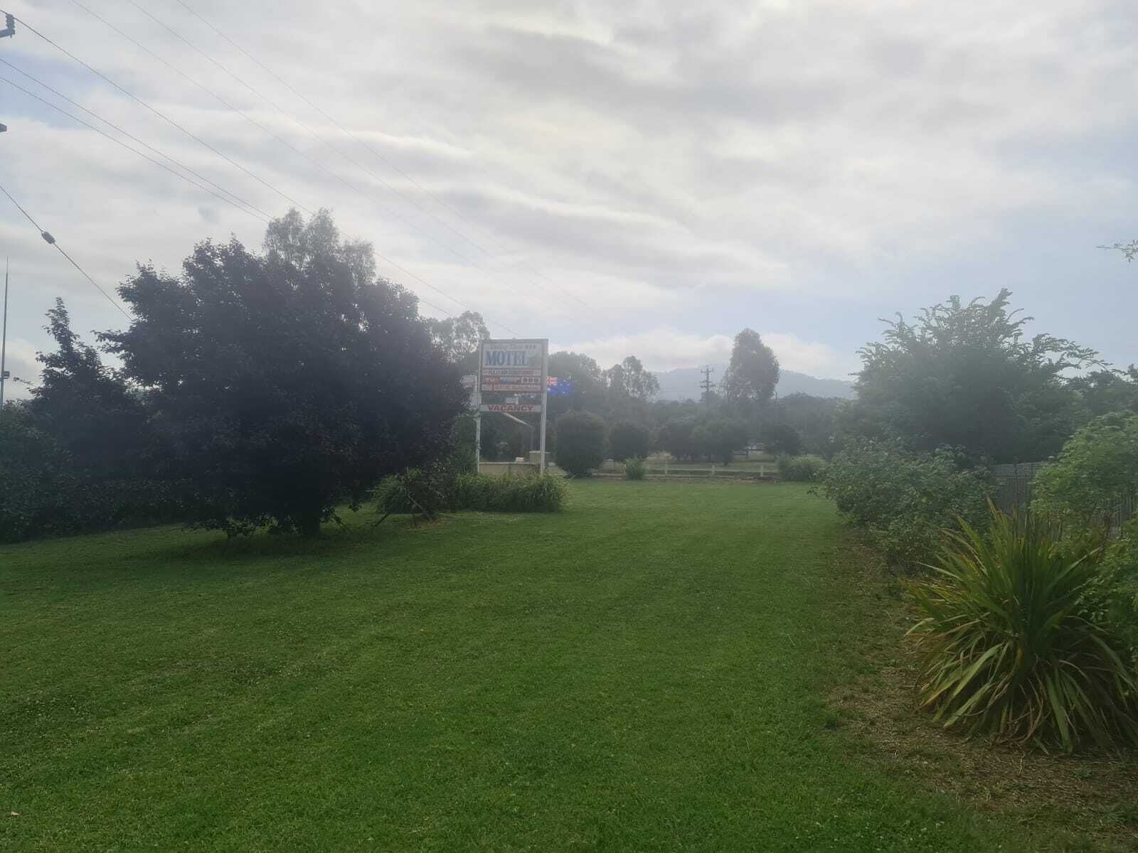 Une enseigne de motel indiquant « CHAMBRES LIBRES ».
