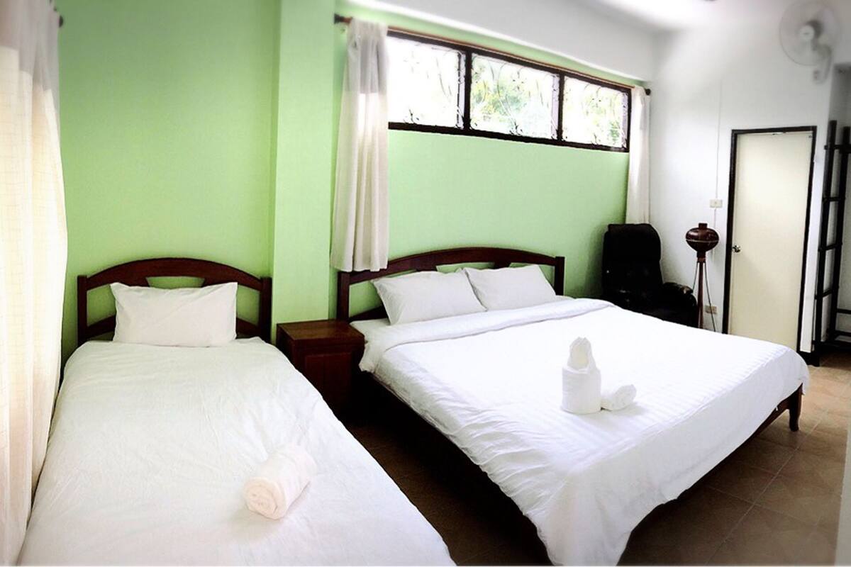Triple Room with Private Bathroom | Desk, free WiFi