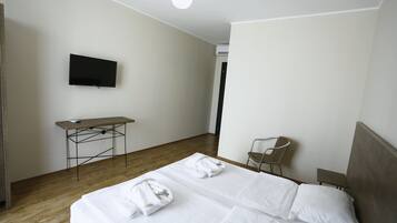 Donzen dekbedden, een bureau, een strijkplank/strijkijzer