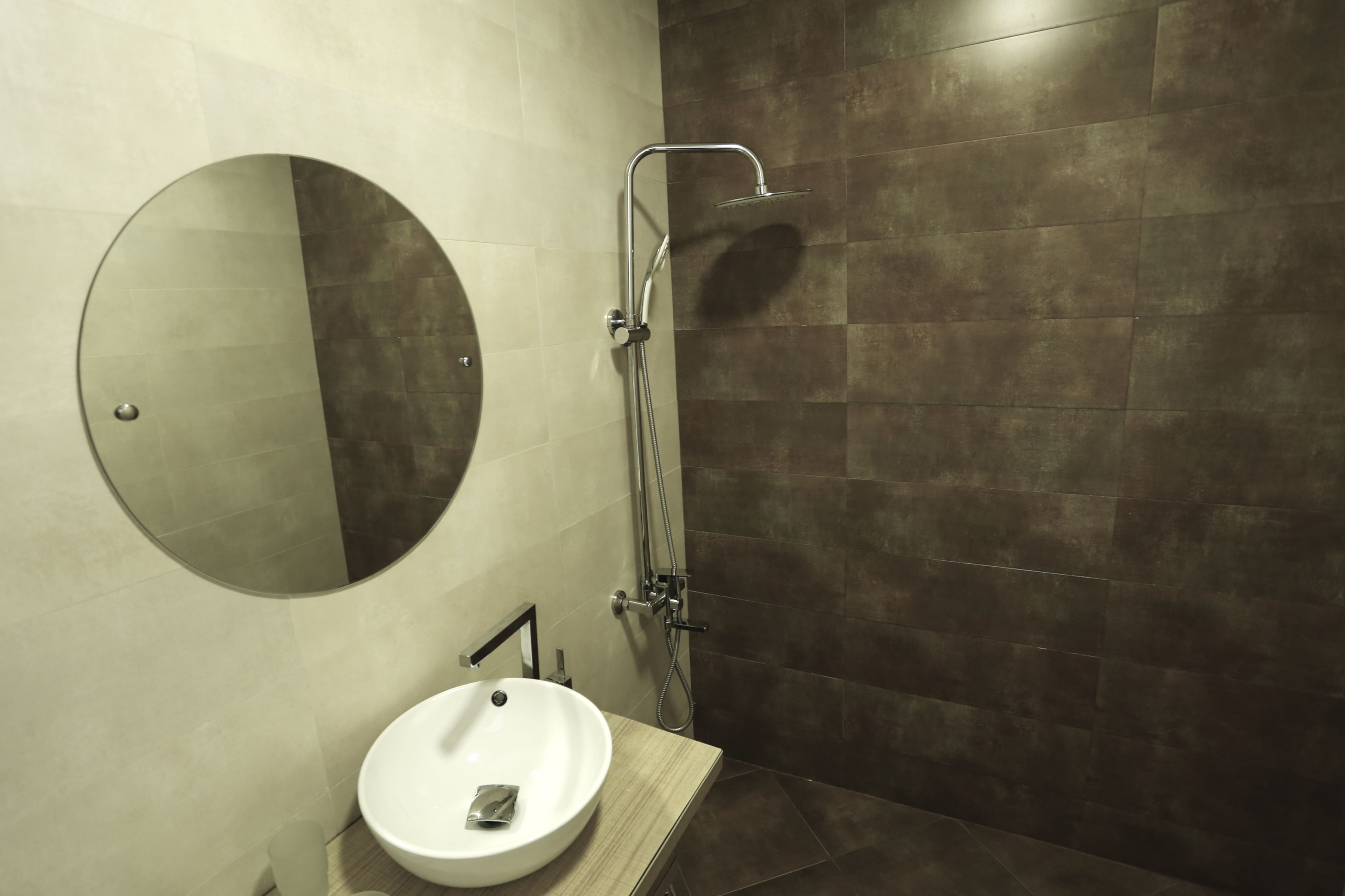 Suihku, ilmaiset hygieniatuotteet, hiustenkuivaaja, kylpytakit