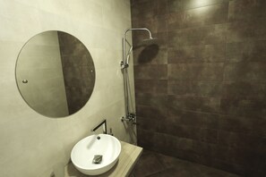 Ducha, artículos de higiene personal gratuitos y secador de pelo