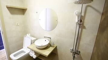 Een douche, gratis toiletartikelen, een haardroger, badjassen