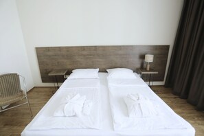 Edredones de plumas, escritorio, tabla de planchar con plancha