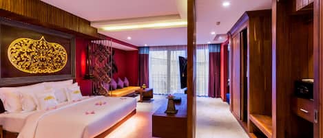 Premier Suite, Bathtub, Balcony with City View
