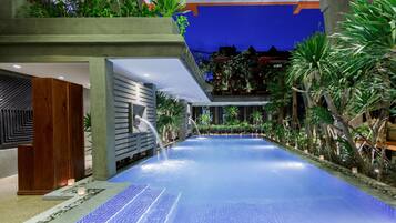 Kolam renang outdoor, dengan payung kolam renang dan kursi berjemur