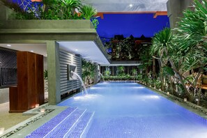 Piscina externa, guarda-sóis, espreguiçadeiras