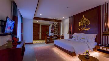 Courtyard Suite, Living Area, Bathtub, Balcony with Pool and Garden View | 1 kamar tidur, seprai premium, bantalan ekstra lembut, dan minibar