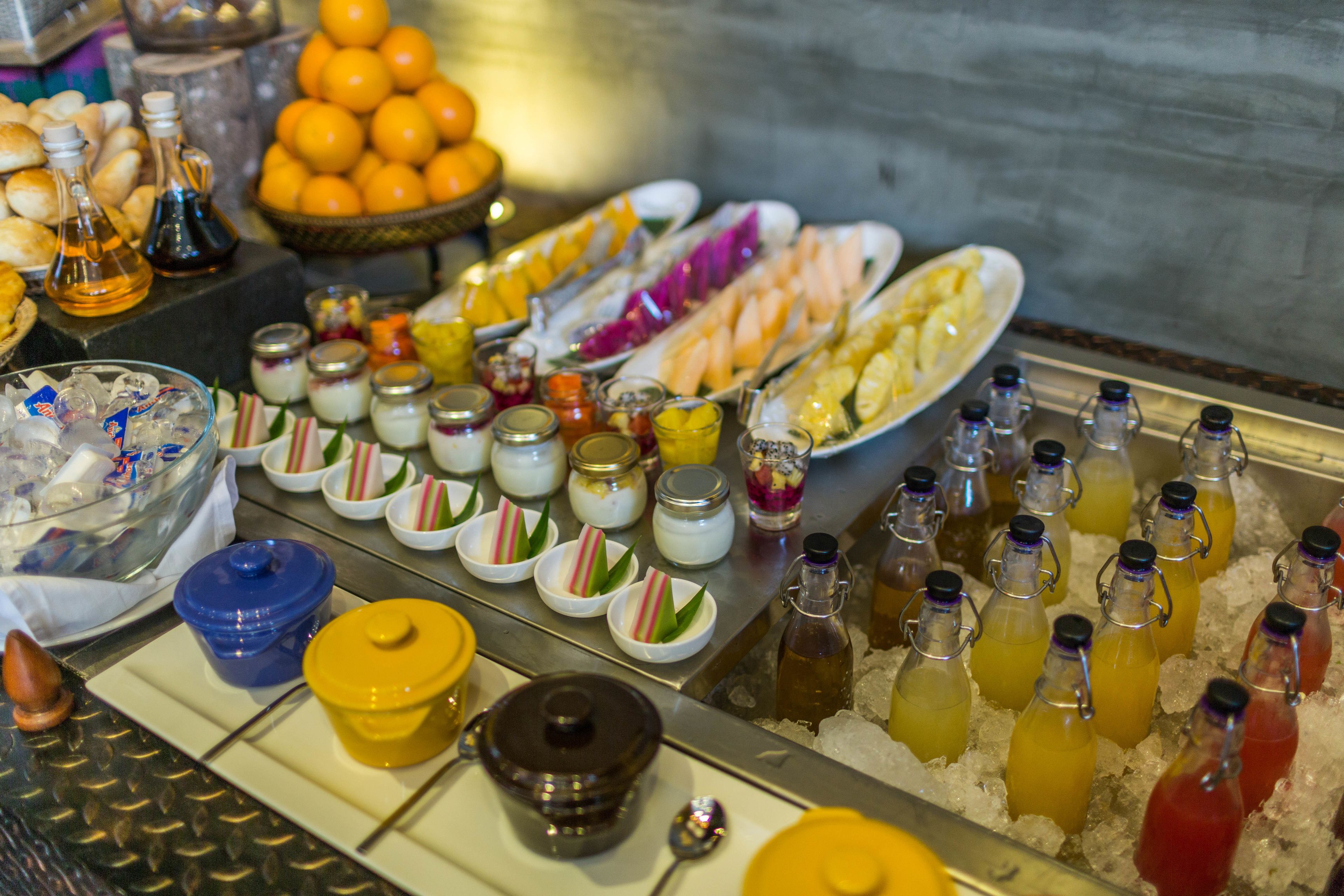Un buffet proposant une variété de plats et de boissons.