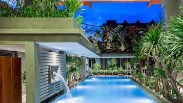 Kolam renang outdoor, dengan payung kolam renang dan kursi berjemur