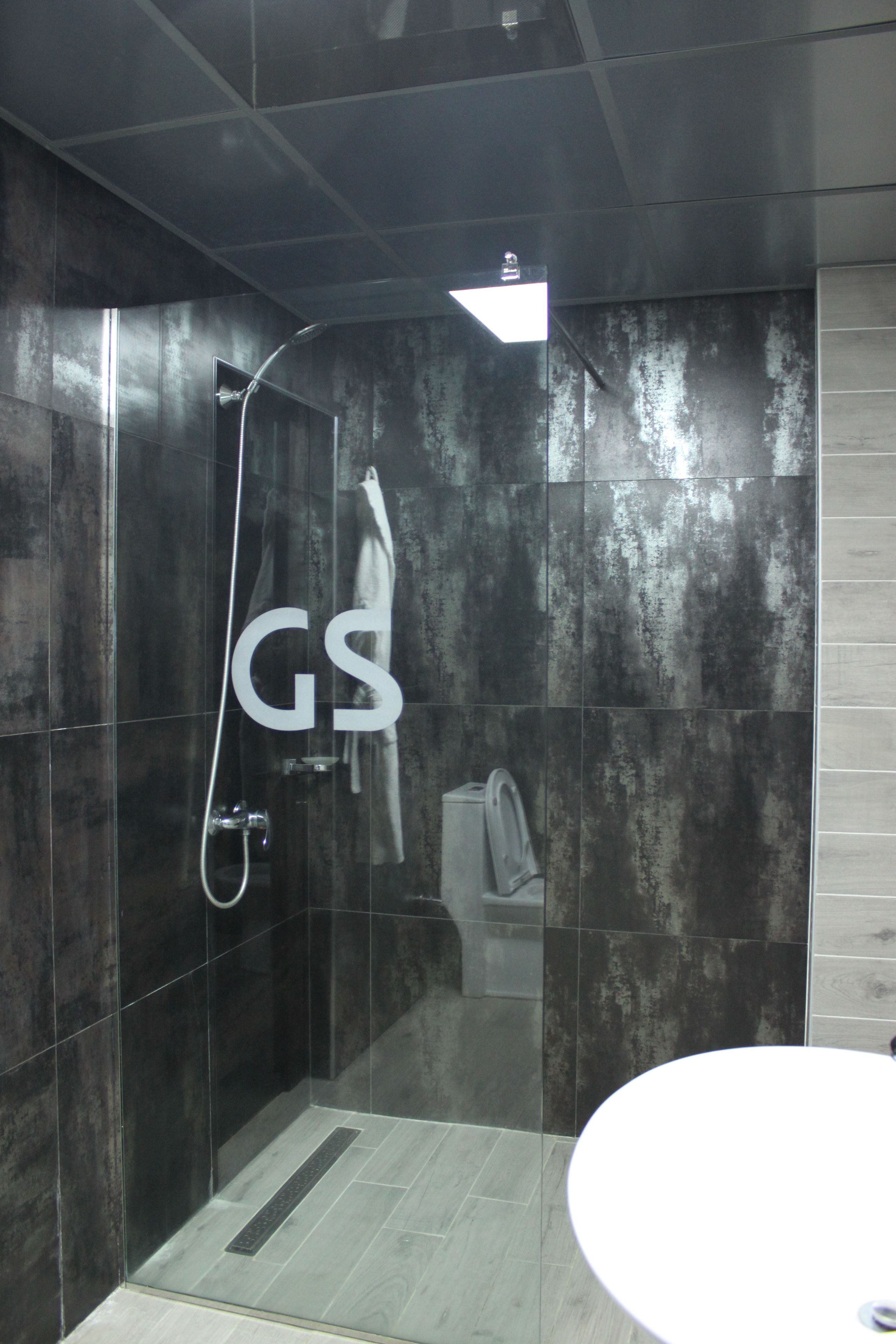 Deluxe Double Room, 1 Bedroom | Bathroom | Shower, free toiletries, hair dryer, slippers