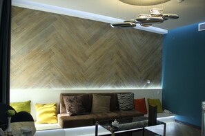 Deluxe Double Room, 2 Bedrooms | Living room