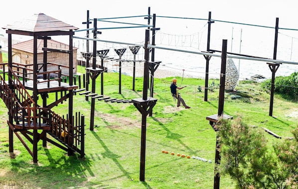 An outdoor adventure course with wooden structures and ropes. - Thabraca Thalasso & Diving (Ain al-Sabah)