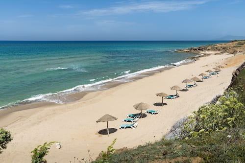 Plage privée, chaise longue, parasol, plongée sous-marine