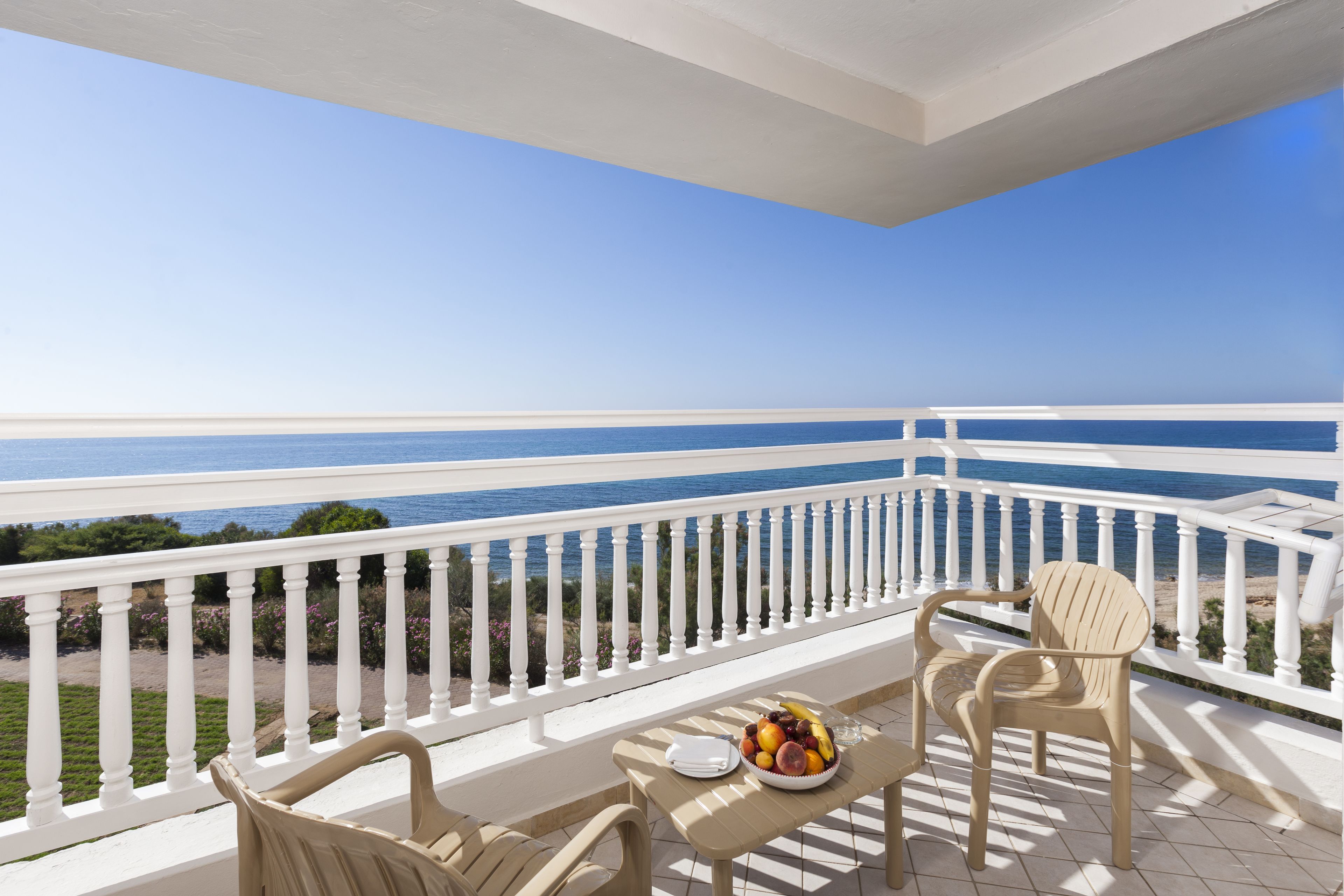 ميني بار وستائر تعتيم