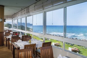 2 restaurantes, se sirve desayuno, cocina local e internacional 