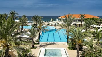 Piscine couverte, 2 piscines extérieures, parasols de plage