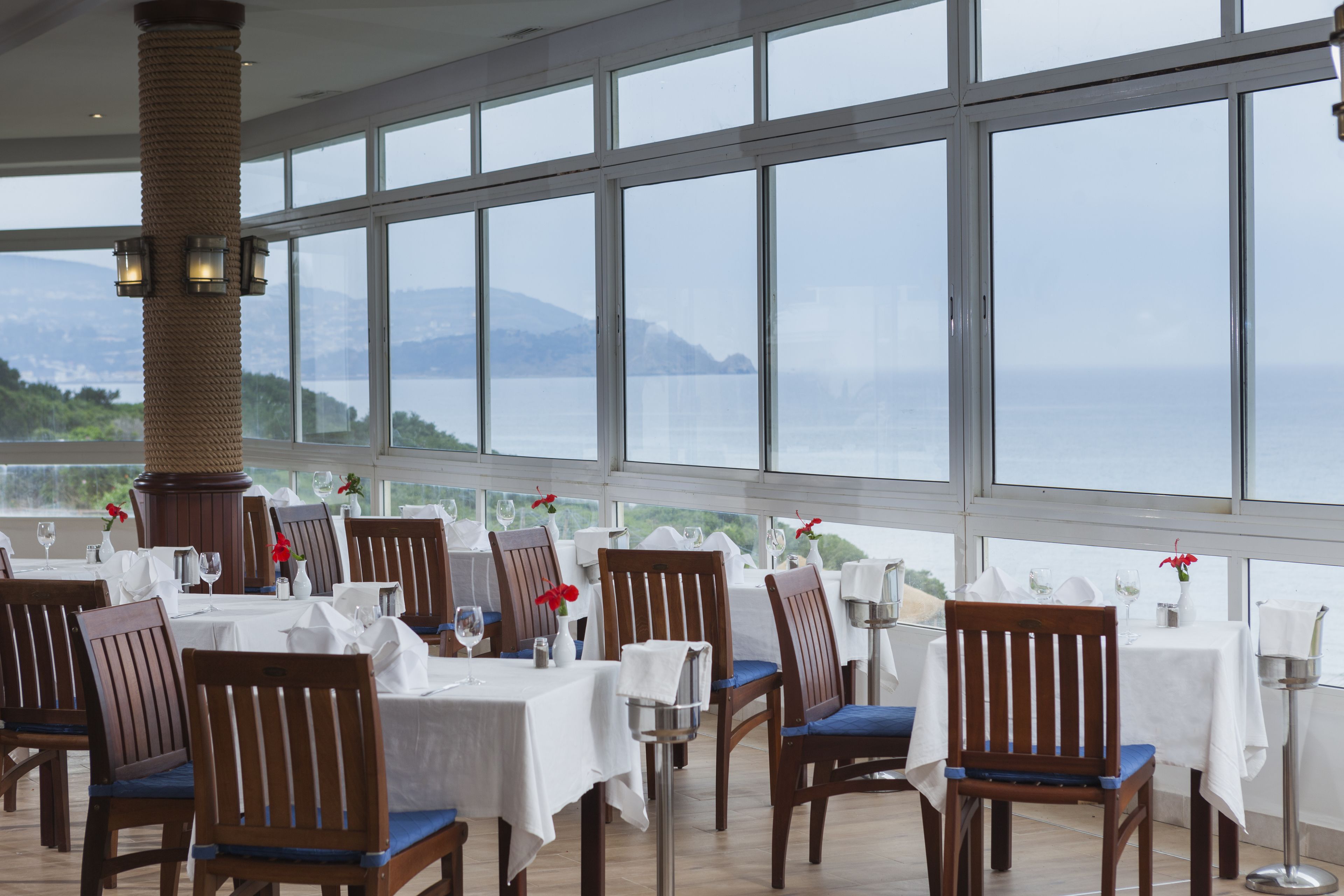 2 restaurantes, café da manhã, local e internacional