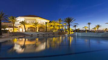 Piscina coperta, 2 piscine all'aperto, ombrelloni da piscina, lettini