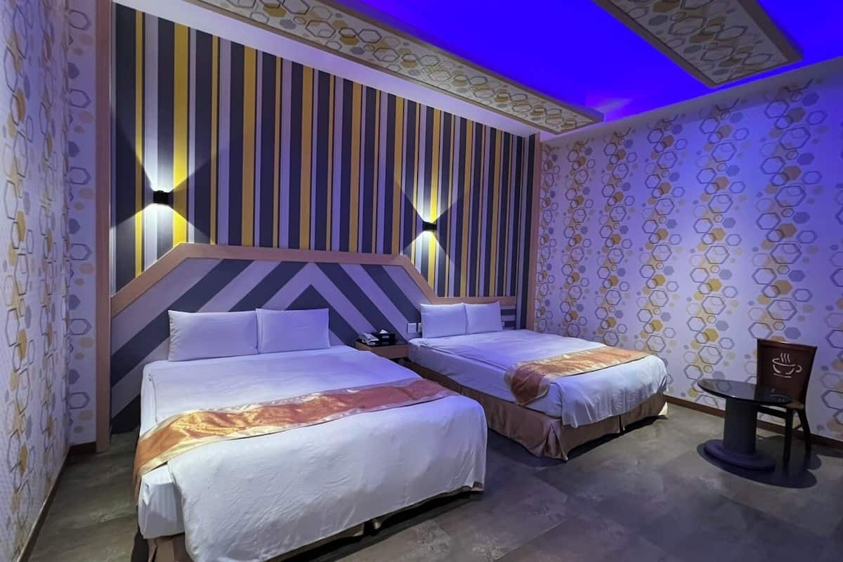 Habitación empresarial cuádruple | Ropa de cama de alta calidad, escritorio y cortinas blackout