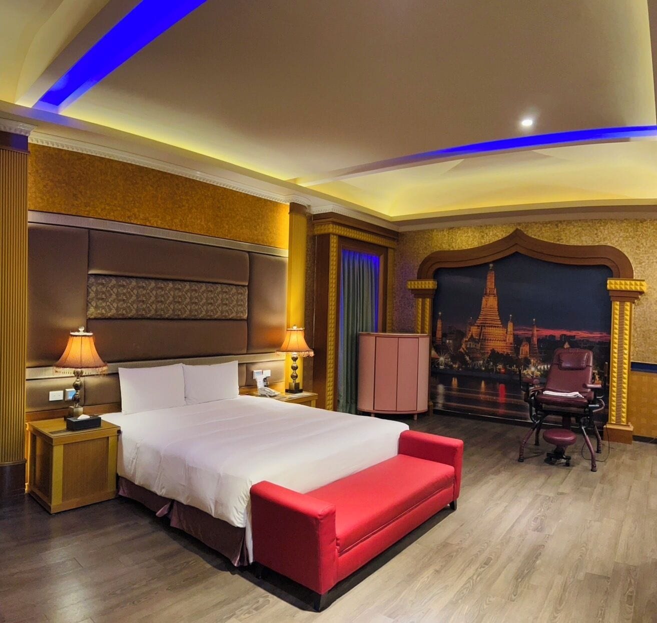 Luxus szoba kétszemélyes ággyal | Prémium ágynemű, íróasztal, sötétítőfüggöny és ingyenes wifi