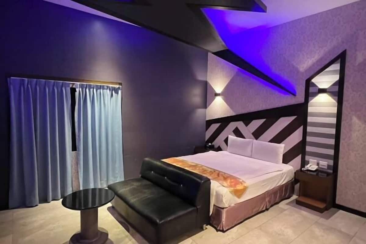 Hochwertige Bettwaren, Schreibtisch, Verdunkelungsvorhänge