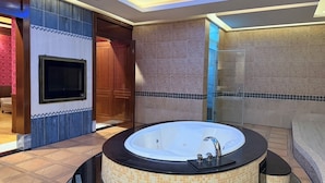 A modern bathroom with a large bathtub, a glass shower enclosure, and a ceiling skylight. - Wei Feng Exquisite Motel Pintung Branch (Pingtung)