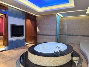 Bañera y ducha independientes, bañera profunda, secador de pelo