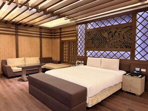 ห้องลักซ์ชัวรี่ดับเบิล | เครื่องนอนระดับพรีเมียม, โต๊ะทำงาน, ผ้าม่านกันแสง, Wi-Fi ฟรี