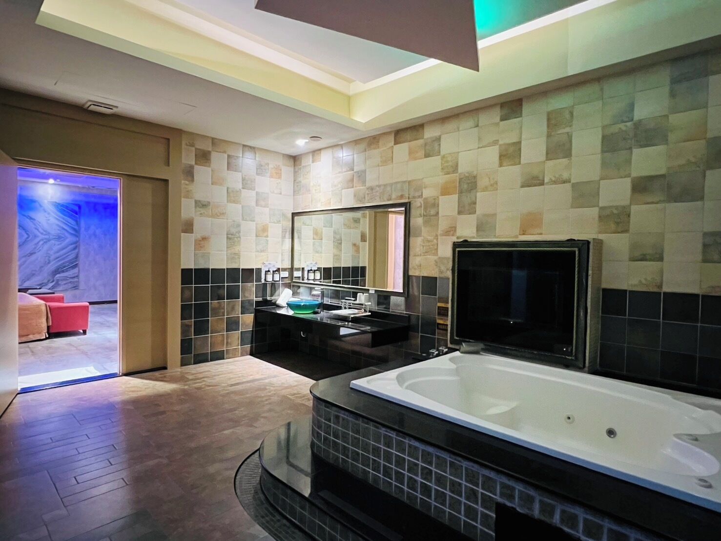 luxury double room | bathroom | separate bathtub and shower, deep-soaking bathtub, hair dryer, slippers