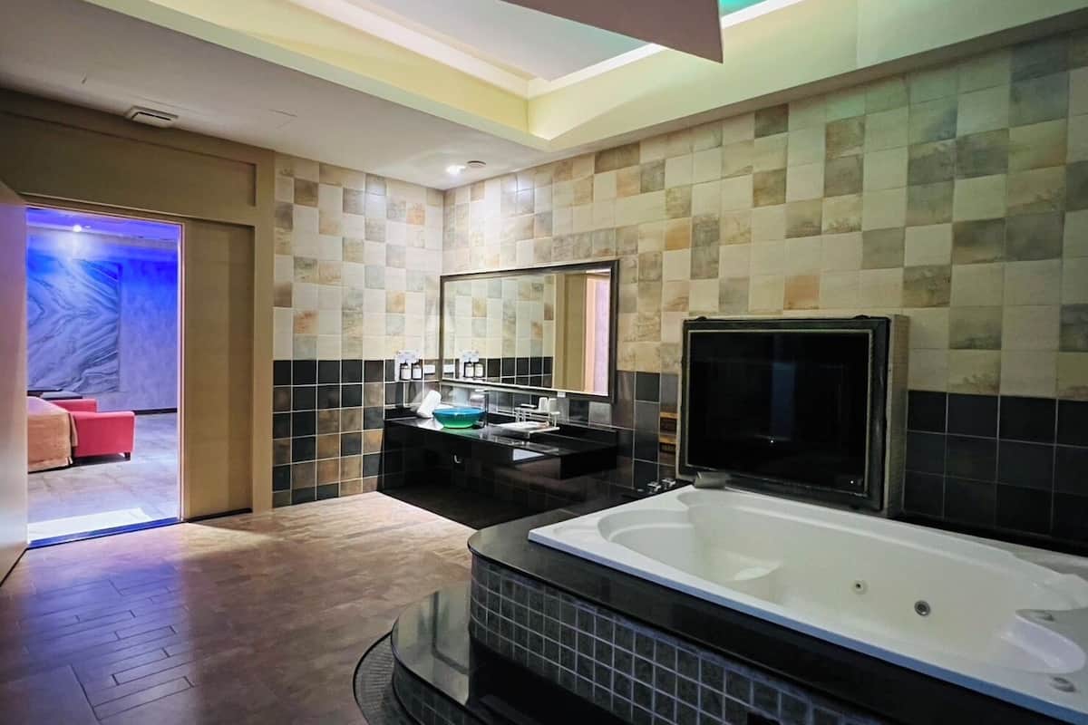 luxury double room | bathroom | separate bathtub and shower, deep-soaking bathtub, hair dryer, slippers
