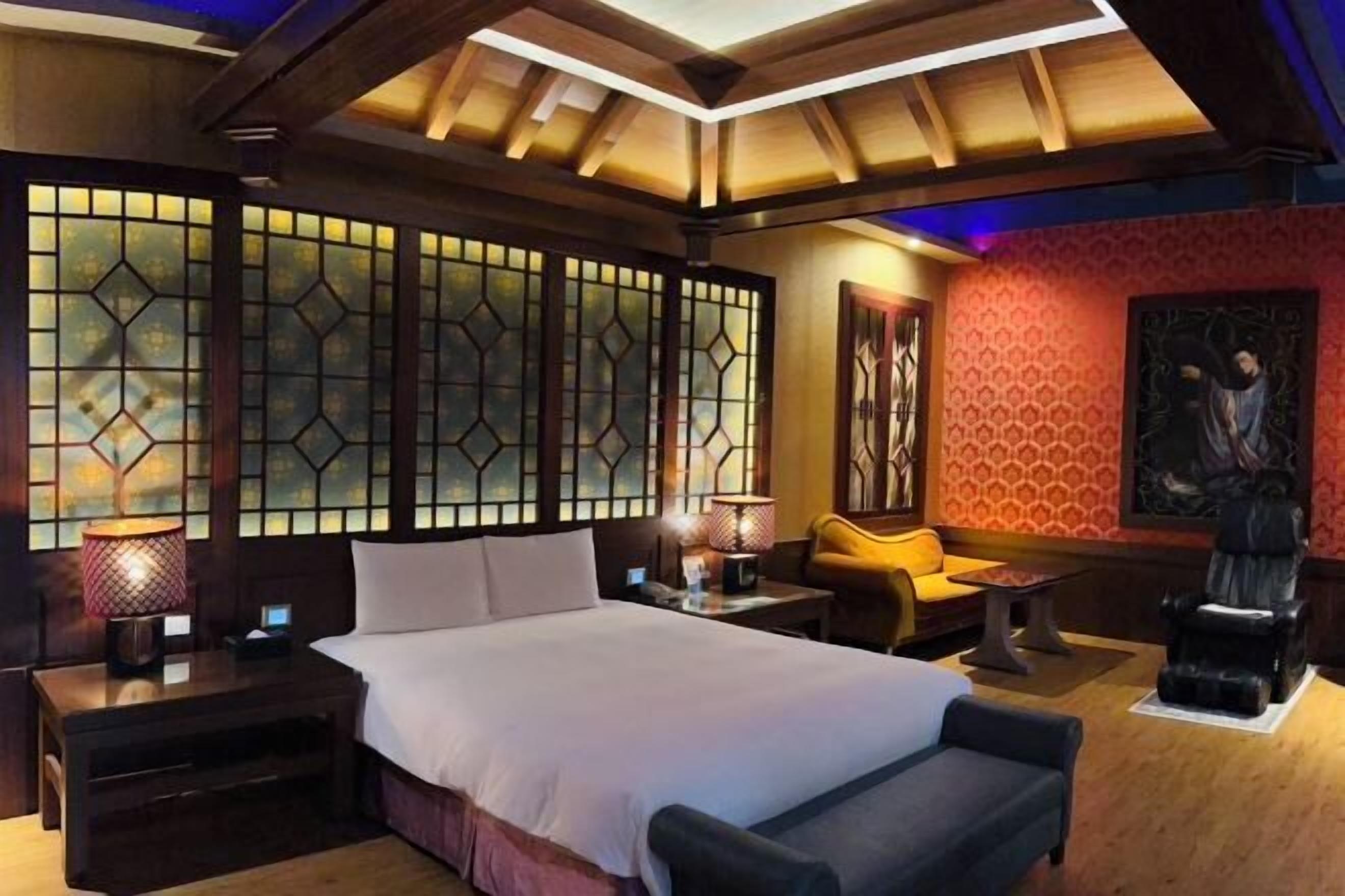 Prémium ágynemű, íróasztal, sötétítőfüggöny és ingyenes wifi