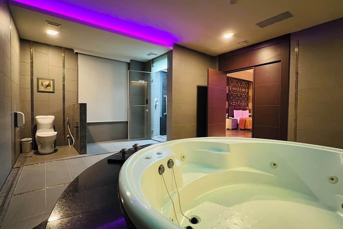 luxury double room | bathroom | separate bathtub and shower, deep-soaking bathtub, hair dryer, slippers