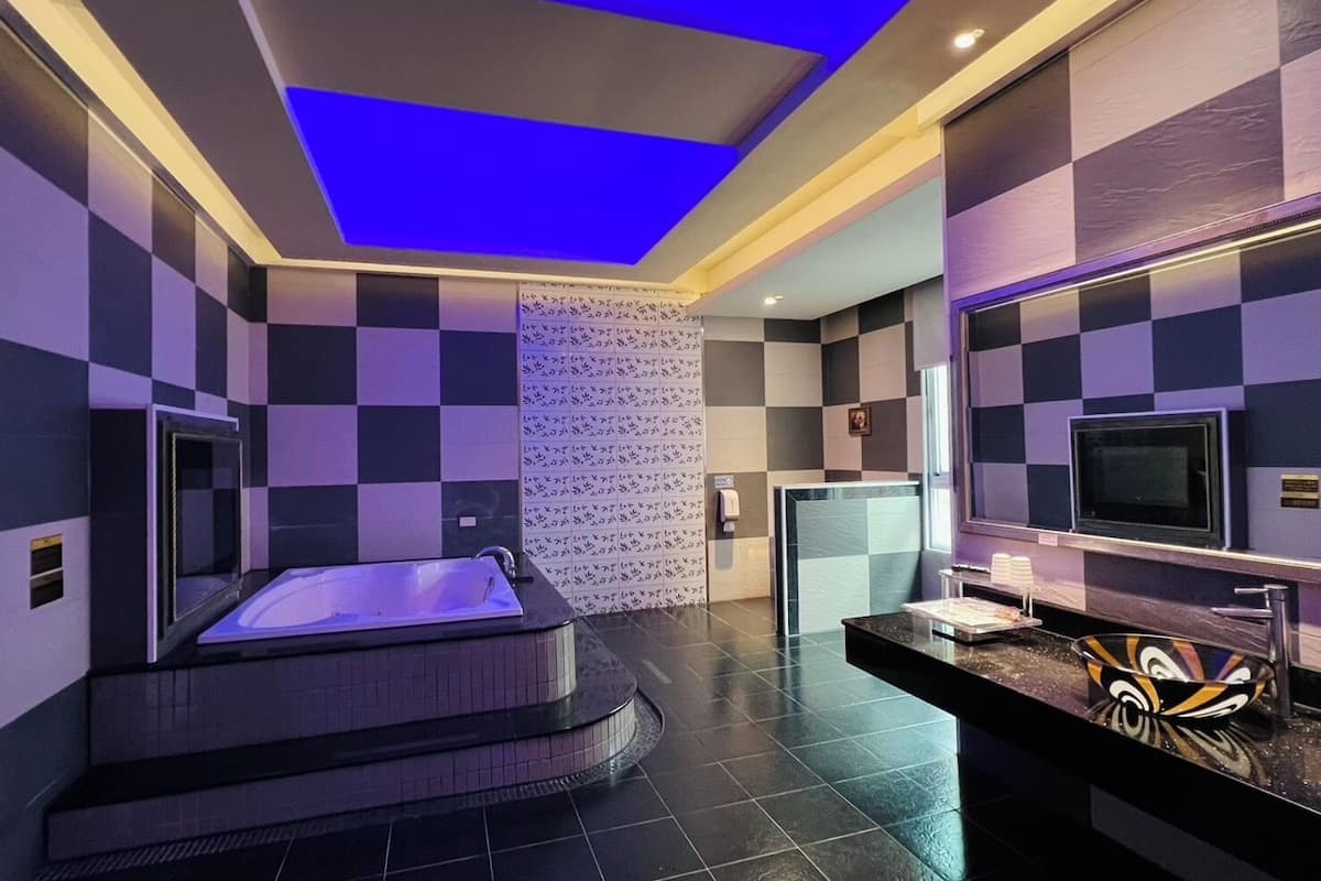 luxury double room | bathroom | separate bathtub and shower, deep-soaking bathtub, hair dryer, slippers