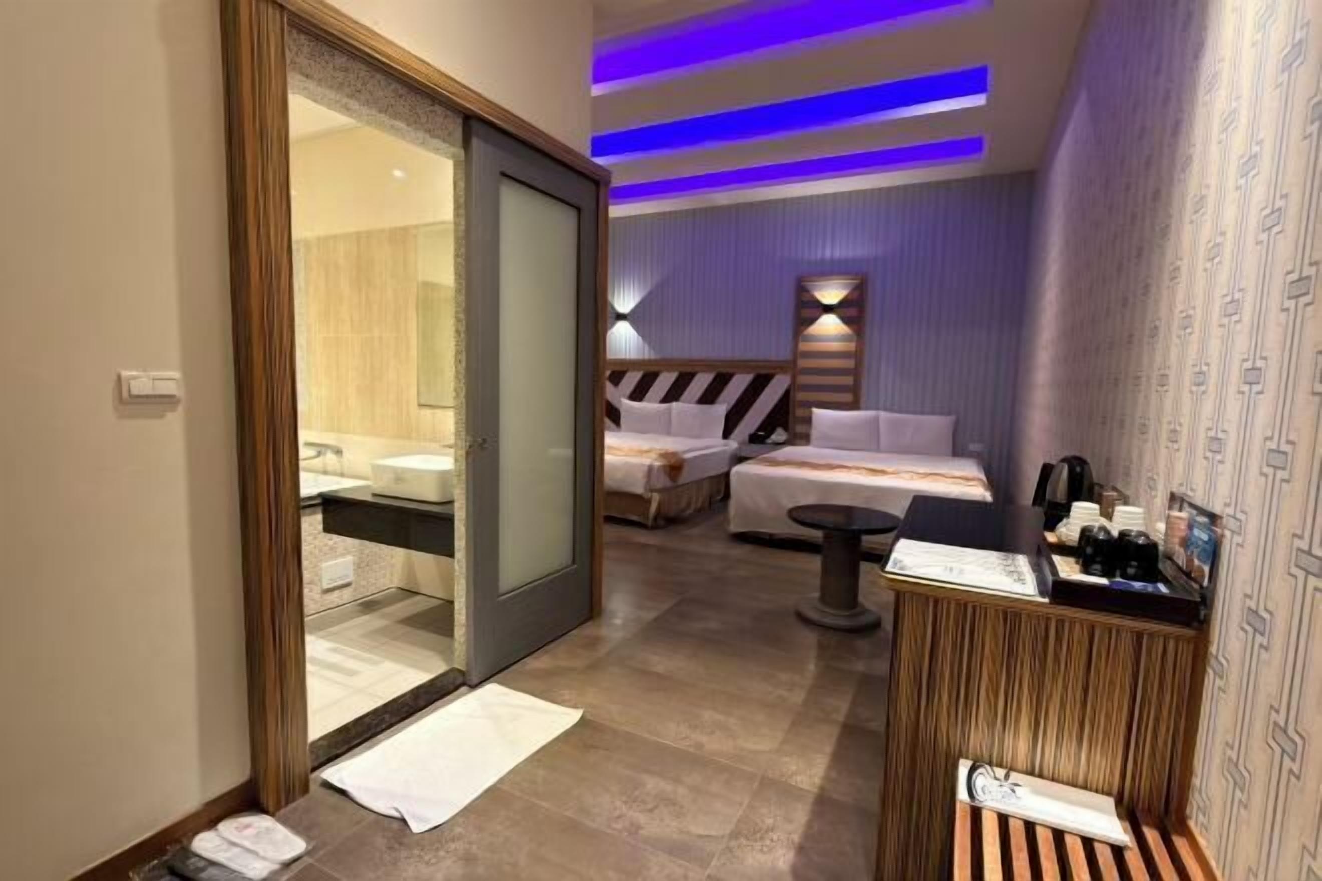 Prémium ágynemű, íróasztal, sötétítőfüggöny és ingyenes wifi