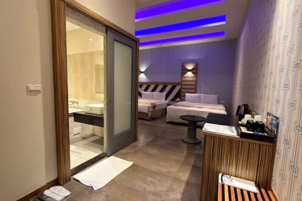 Ropa de cama de alta calidad, escritorio y cortinas blackout