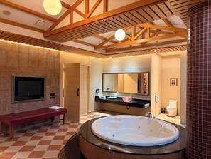 Deluxe-Vierbettzimmer | Badezimmer | Badewanne und Dusche (separat), Komfortbadewanne, Haartrockner