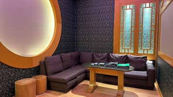 Quarto triplo luxo | Roupas de cama premium, escrivaninha, cortinas blackout